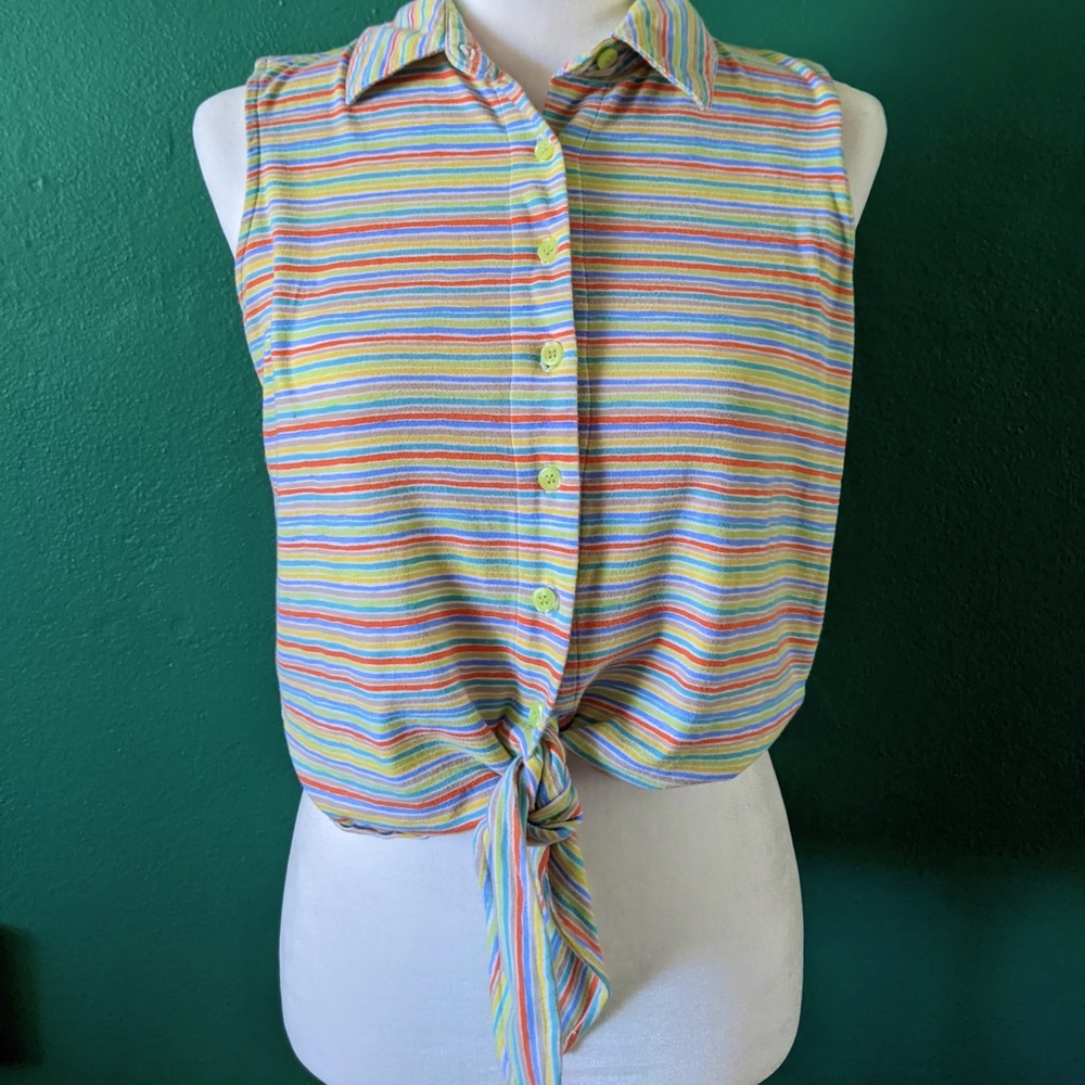 Sleeveless button up tie crop top